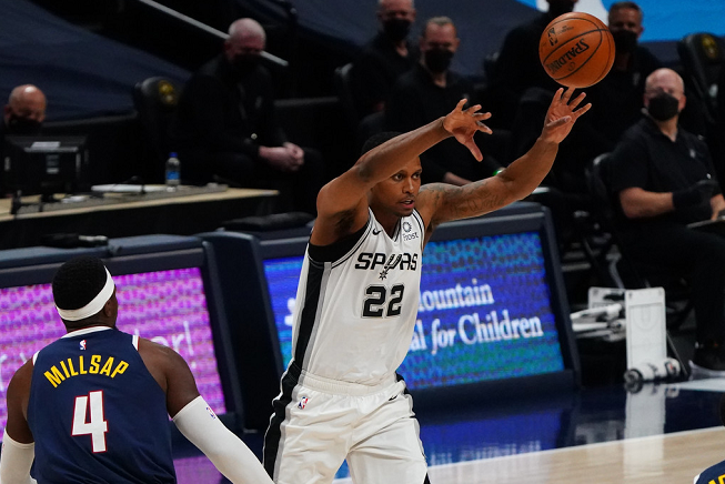  莫兰特压哨抛投完成准绝杀，灰熊险胜马刺迎四连胜